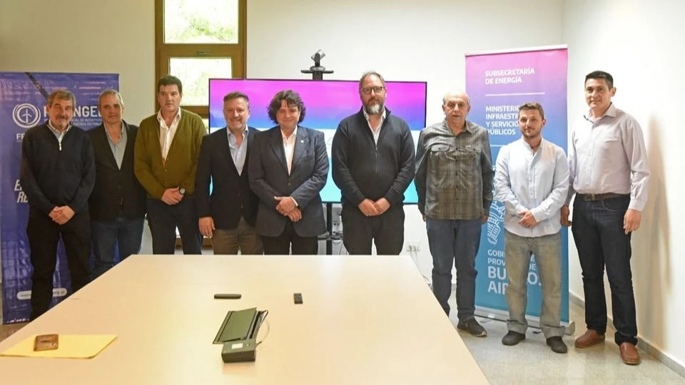 Las autoridades gubernamentales y universitarias en la reunión por el proyecto de energía undimotriz.