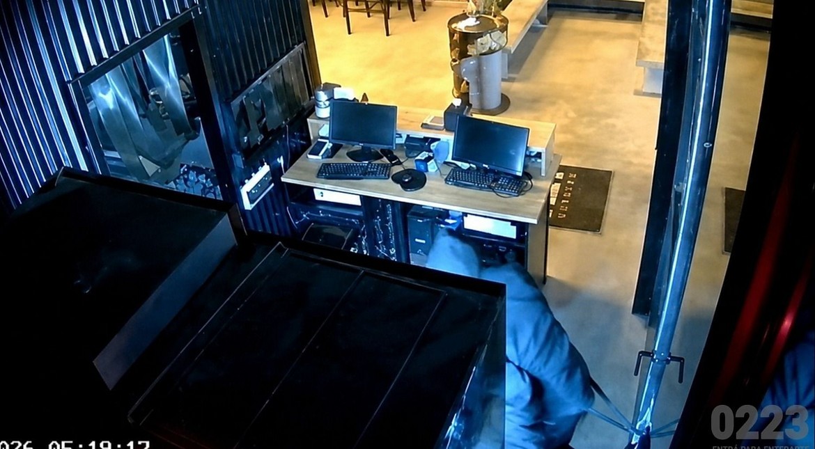 Robo en una famosa hamburguesería: rompió la puerta y se le enganchó el calzoncillo con un vidrio