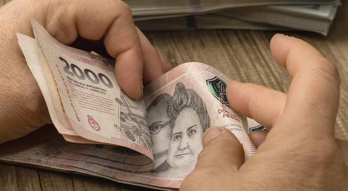 El gobierno fijó una suba escalonada del salario mínimo: llegará a $437 mil en abril