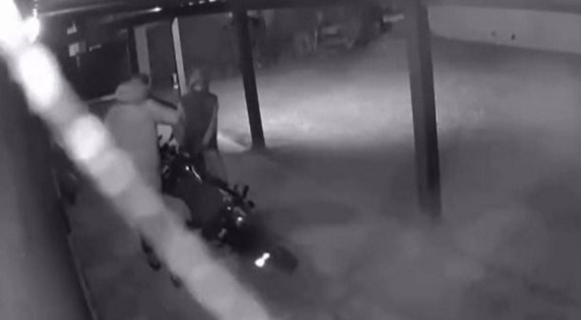 Video: encapuchados entraron a una casa y se llevaron una moto en dos minutos