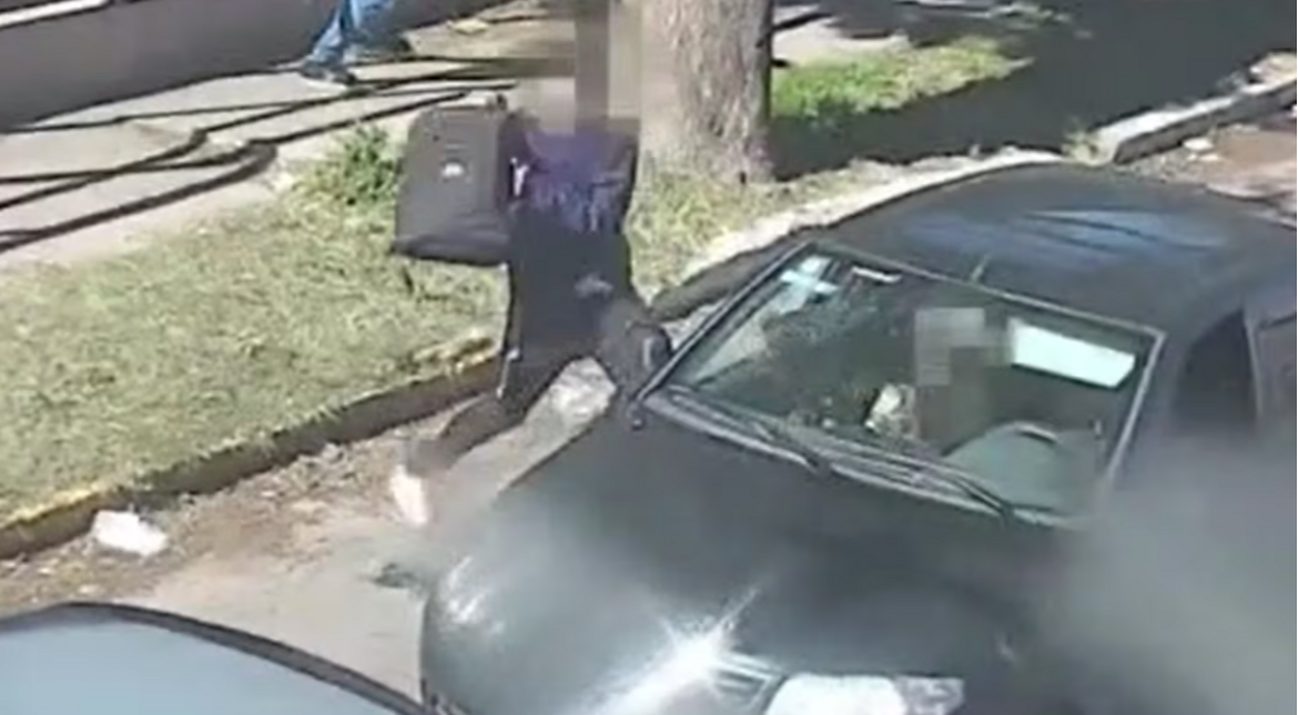 Aprovechó un semáforo en rojo y robó una mochila de un auto detenido