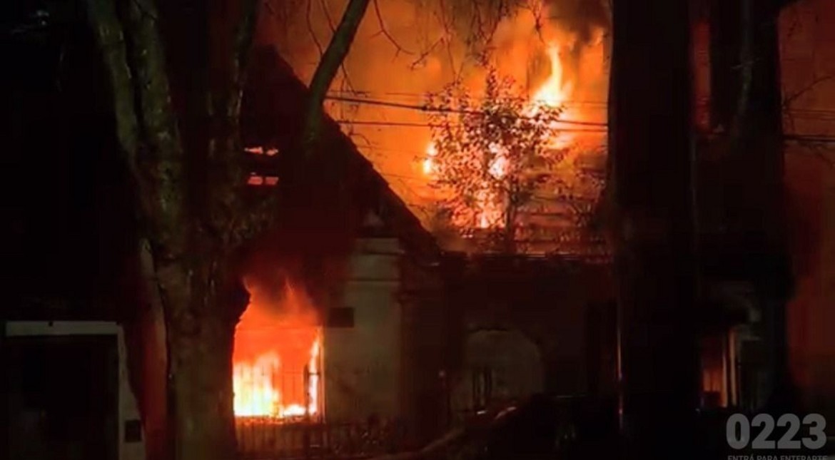 Se prendió fuego una casa entera en el centro de Mar del Plata: "Habría más de 10 personas"