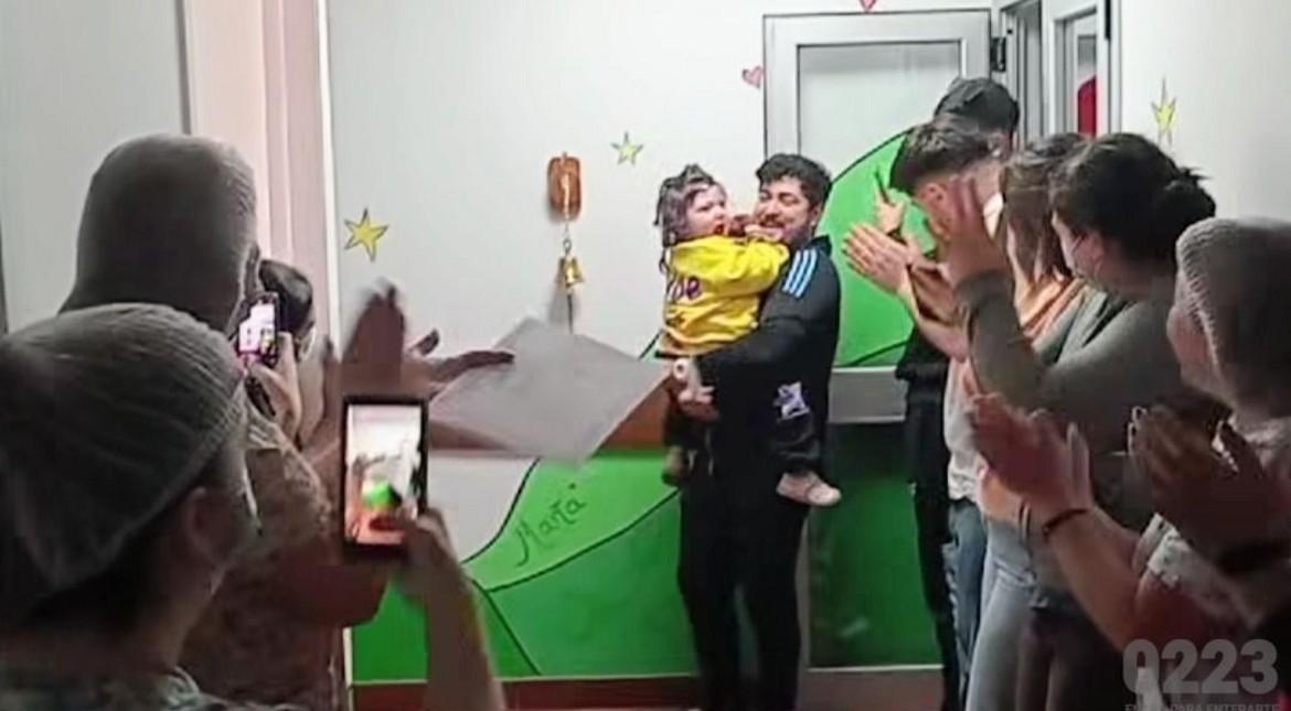 "El verdadero significado de lucha": Chloe finalizó su tratamiento oncológico e hizo sonar la campana del Materno Infantil