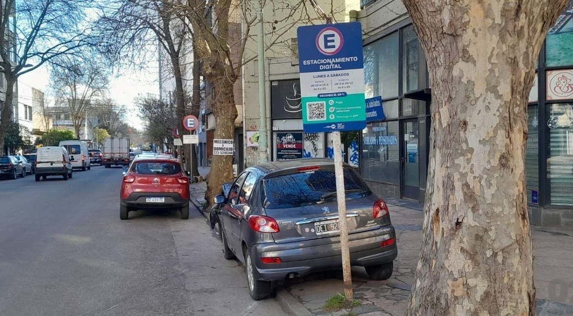 Chocó contra un poste y abandonó el auto en pleno centro: "Me voy a dormir"