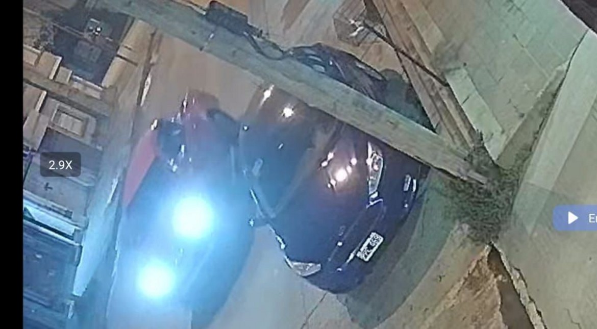 Video: chocó dos autos estacionados, se escapó y no lo pueden encontrar