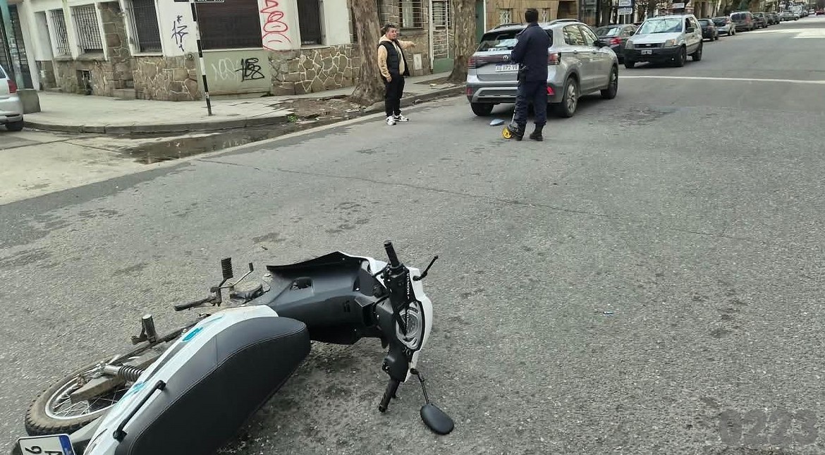 Embistieron a una joven motociclista en el centro y fue trasladada al Higa