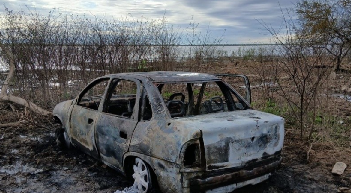 Hallaron dos cuerpos dentro de un auto incendiado: investigan si el hombre mató a su novia y luego se quitó la vida
