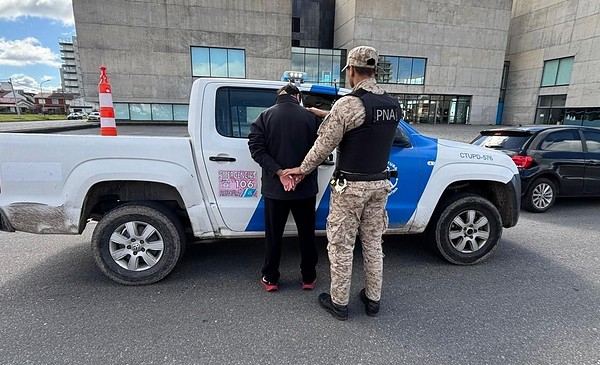 Detuvieron a tres jóvenes, secuestraron drogas y recuperaron una camioneta robada