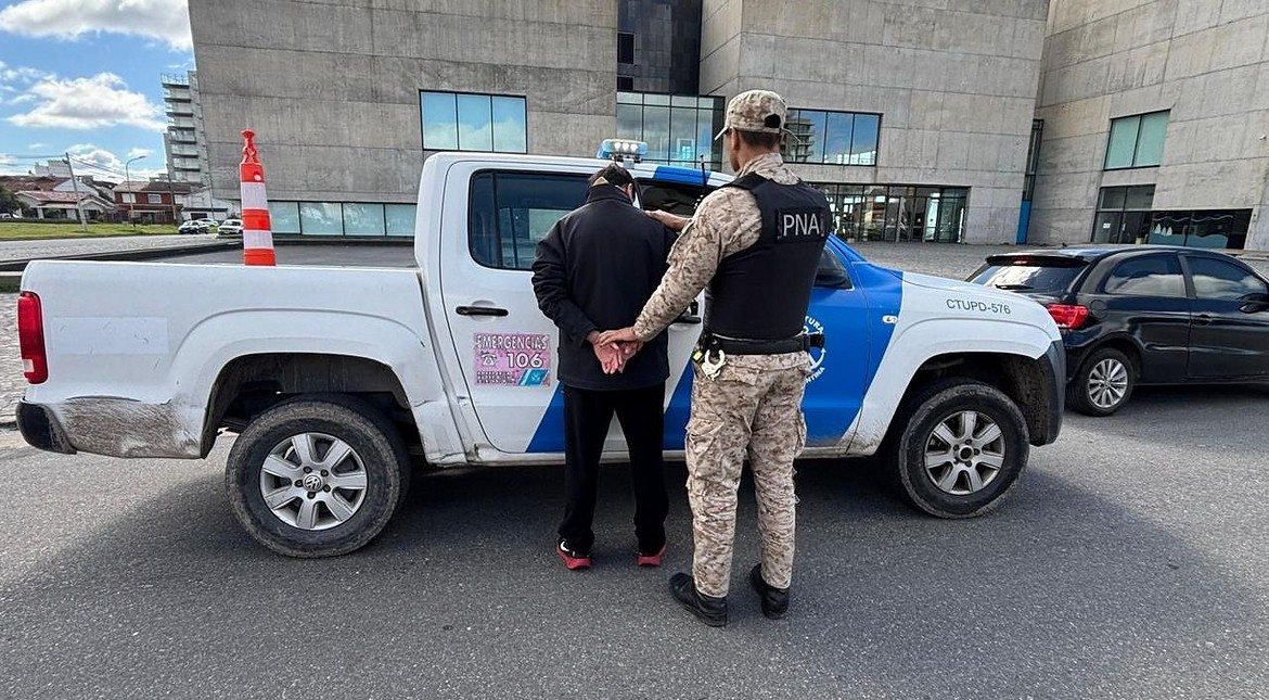 Detuvieron a tres jóvenes, secuestraron drogas y recuperaron una camioneta robada