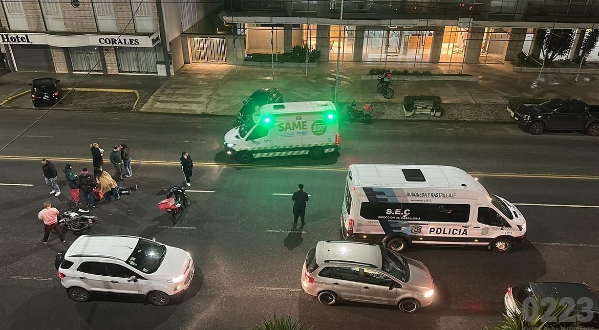 Quiso doblar a mitad de cuadra en la avenida y chocó a una moto: terminó en el hospital
