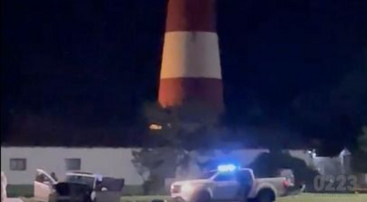 Violento choque frente al Faro: un auto y dos motos involucrados