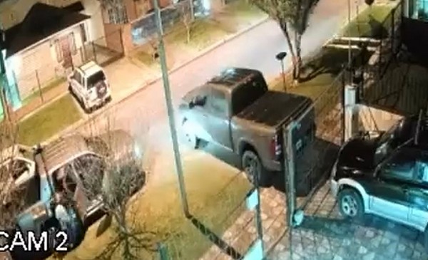 Por favor, tranquilos: el desesperante momento en que una familia fue asaltada al bajar de su camioneta