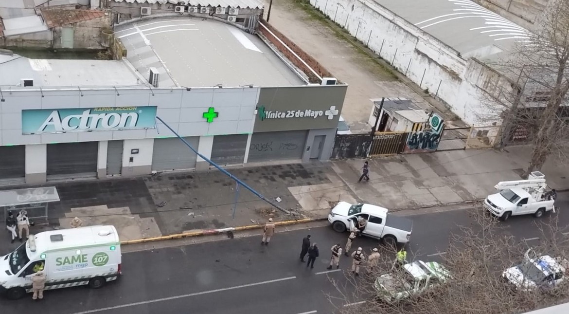 Fuerte choque en pleno centro: una Ranger impactó contra una columna y dos personas resultaron heridas