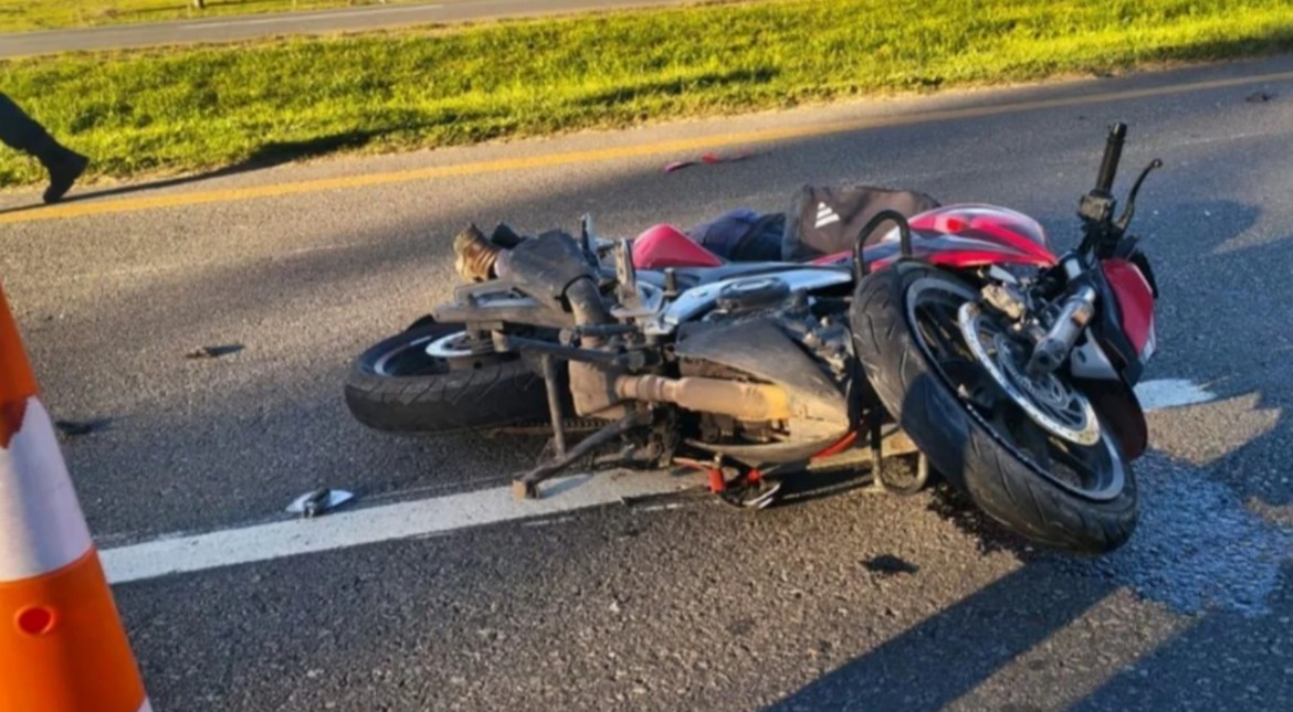 Motociclista de 36 años murió tras chocar contra un camión en la Ruta 2 cerca