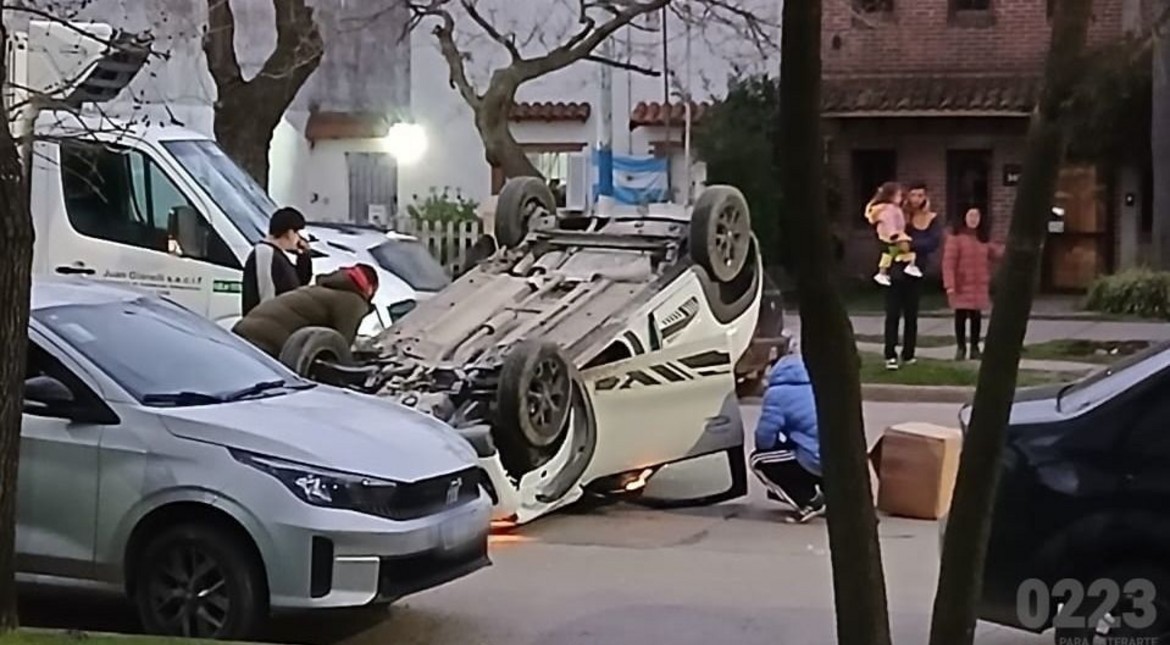 Una conductora chocó dos autos, volcó y fue impactada por un camión en la avenida Libertad