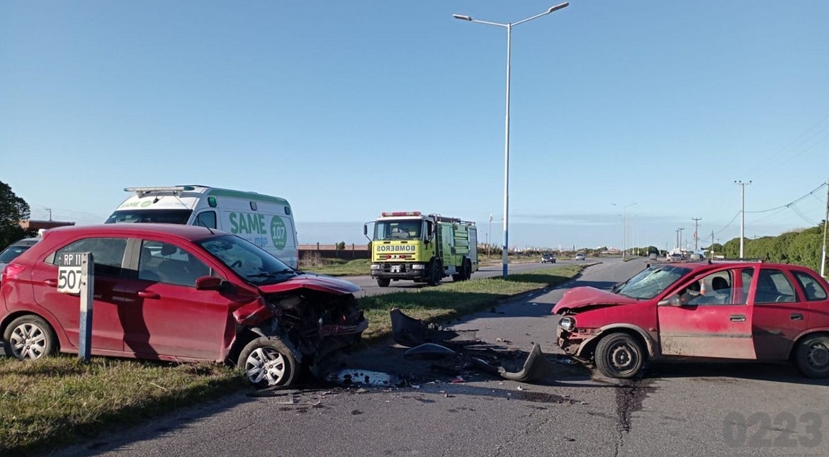 Fuerte choque entre dos autos en la ruta 11: dos conductores fueron trasladados al Higa