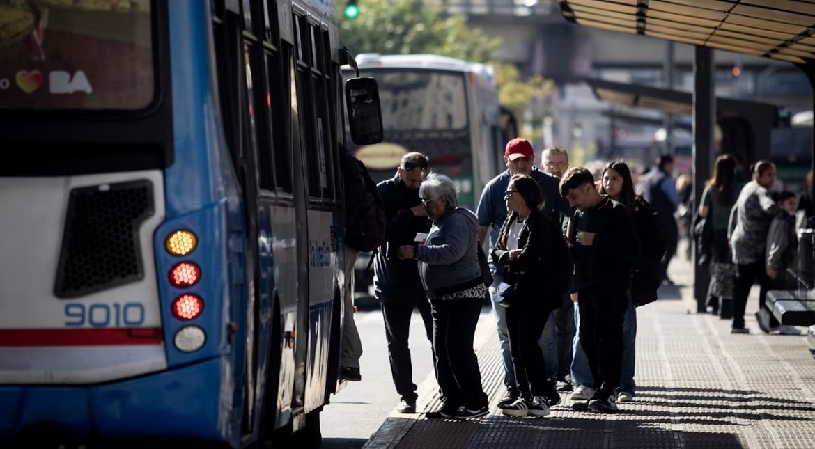 Bajó del colectivo, cayó a una zanja y la Justicia ordenó pagarle una indemnización millonaria