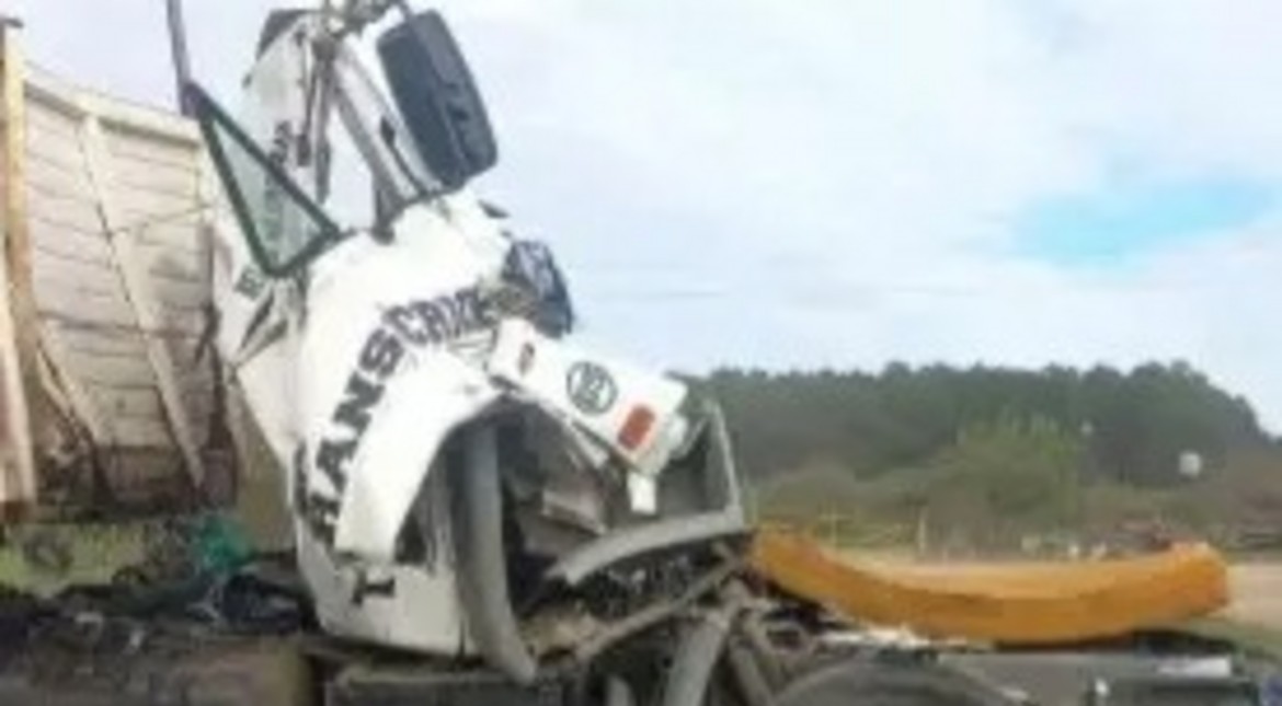 Impactantes imágenes: un hombre murió tras un brutal choque entre dos camiones