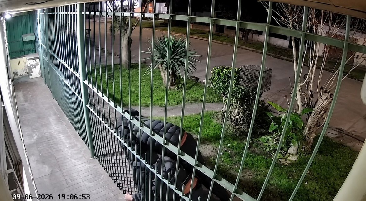 Corría de los delincuentes y arrojó las llaves de su auto adentro de una casa para que no se lo robaran: lo golpearon igual
