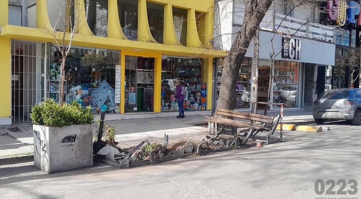 Chocó un deck en Güemes y quedó a centímetros de una vidriera: buscan al conductor