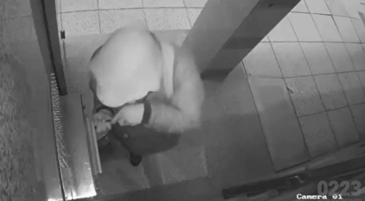 No queda nada por robar: rompió el buzón de un edificio y se llevó el bronce