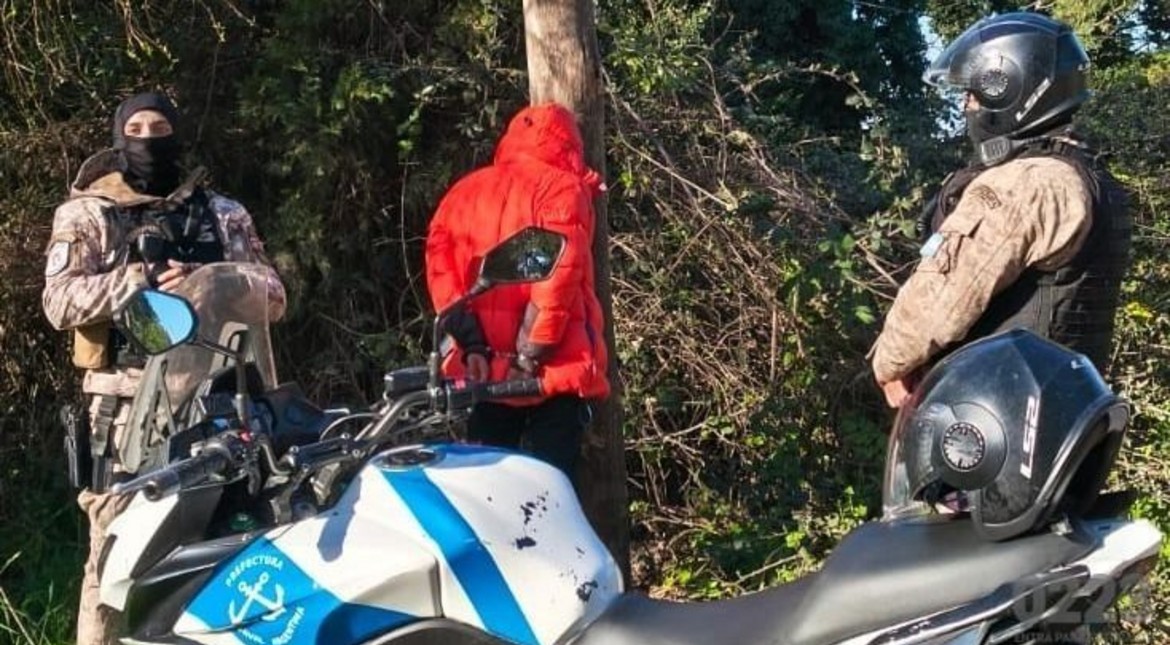 Persecución en el norte de Mar del Plata: hacía maniobras imprudentes en una moto sin patente y agredió a los agentes