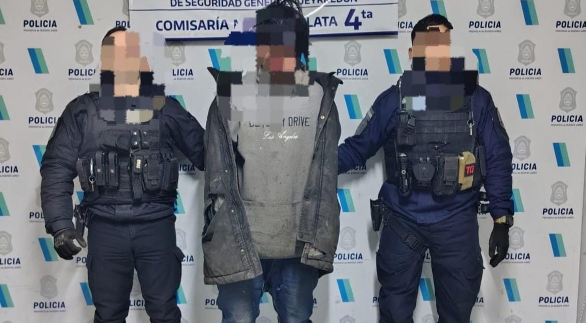 Rompía autos con un cesto de basura y lo atraparon los vecinos
