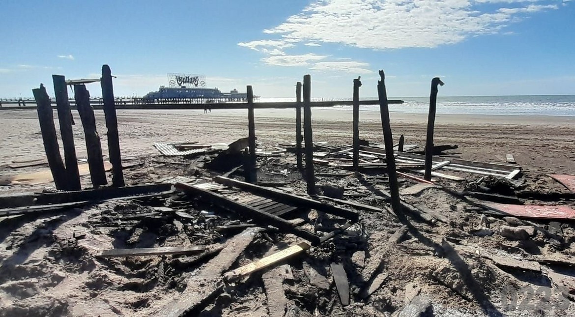 Un incendio destruyó la casilla de guardavidas de Playa Popular: "Había una familia entera viviendo abajo"