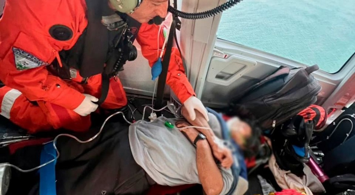 Rescataron a un tripulante indonesio que sufrió un ACV a 400 kilómetros de Mar del Plata