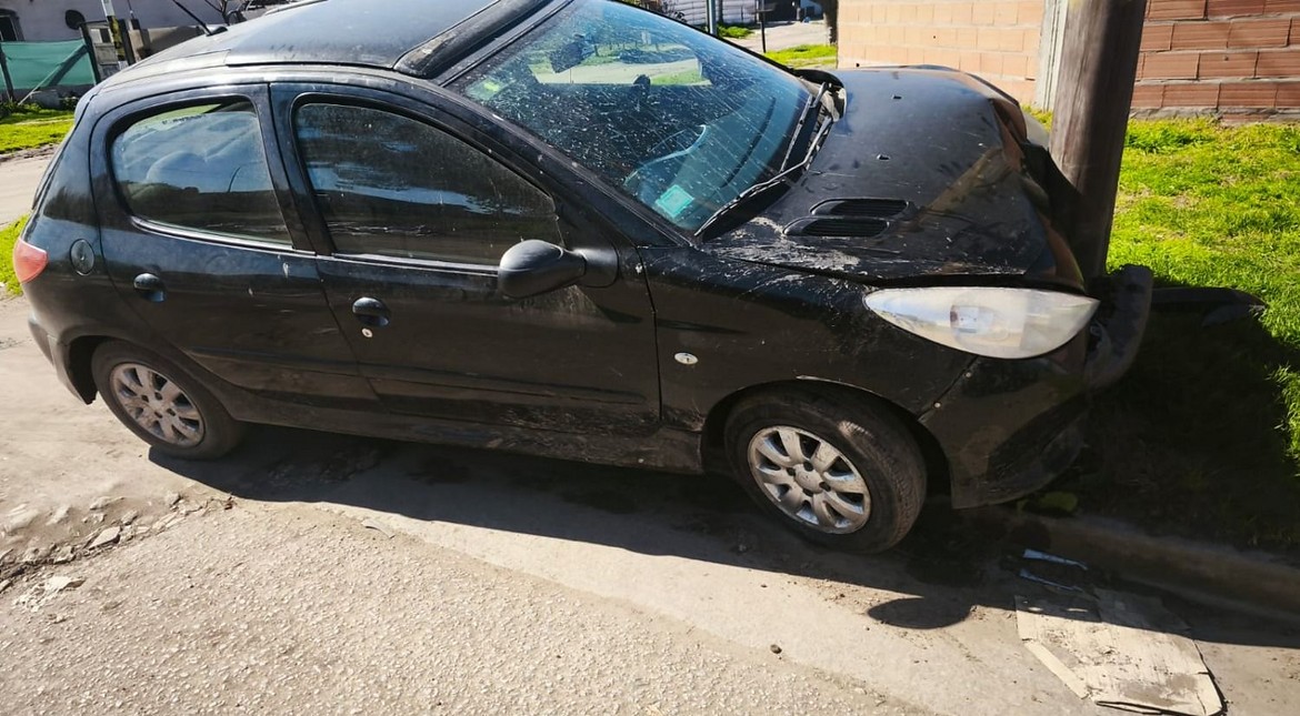 Huyó en un auto, chocó con un poste y escapó a pie: tenía pedido de captura