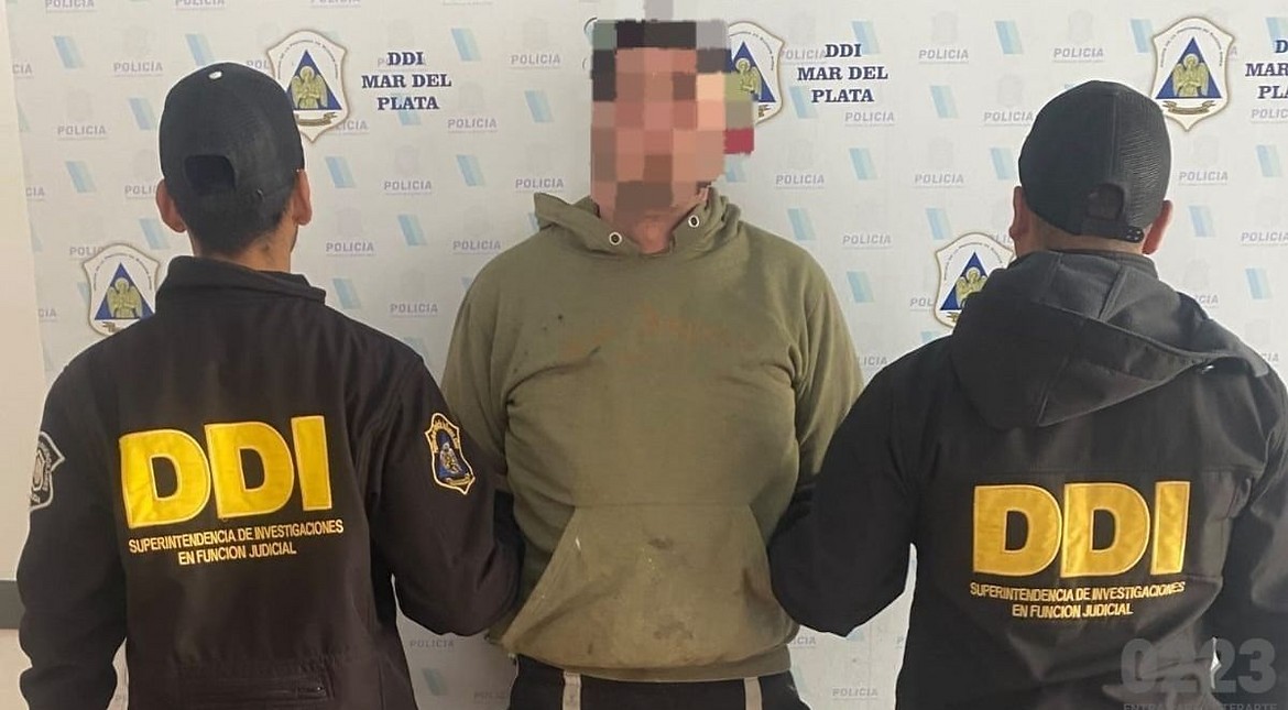 Agentes realizaban un procedimiento en un geriátrico y un hombre les tiró un tronco desde el balcón