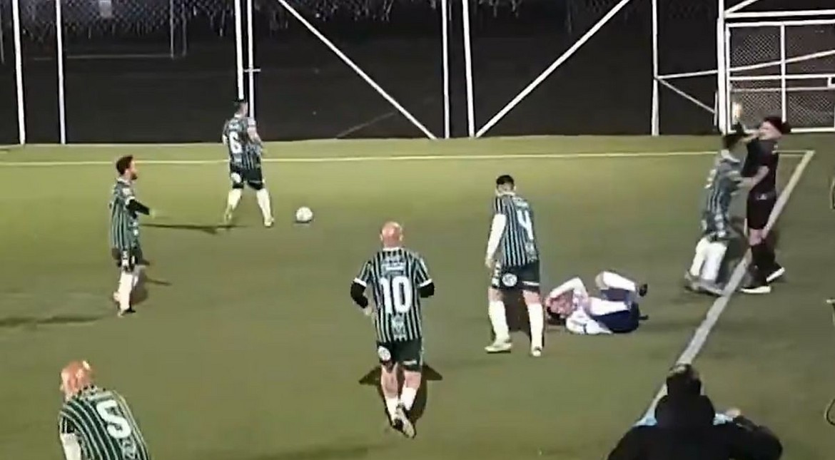 Brutal agresión en el fútbol Senior: golpeó a un juez de línea y lo expulsaron de por vida