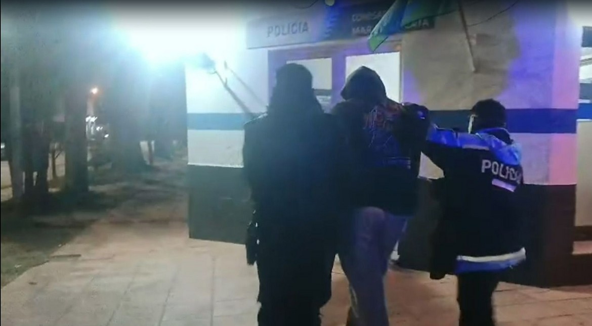 Le sacó el arma a una policía y le apuntó a la cabeza