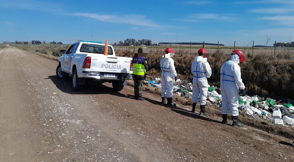 Encuentran más de 200 envases tóxicos abandonados en la ruta