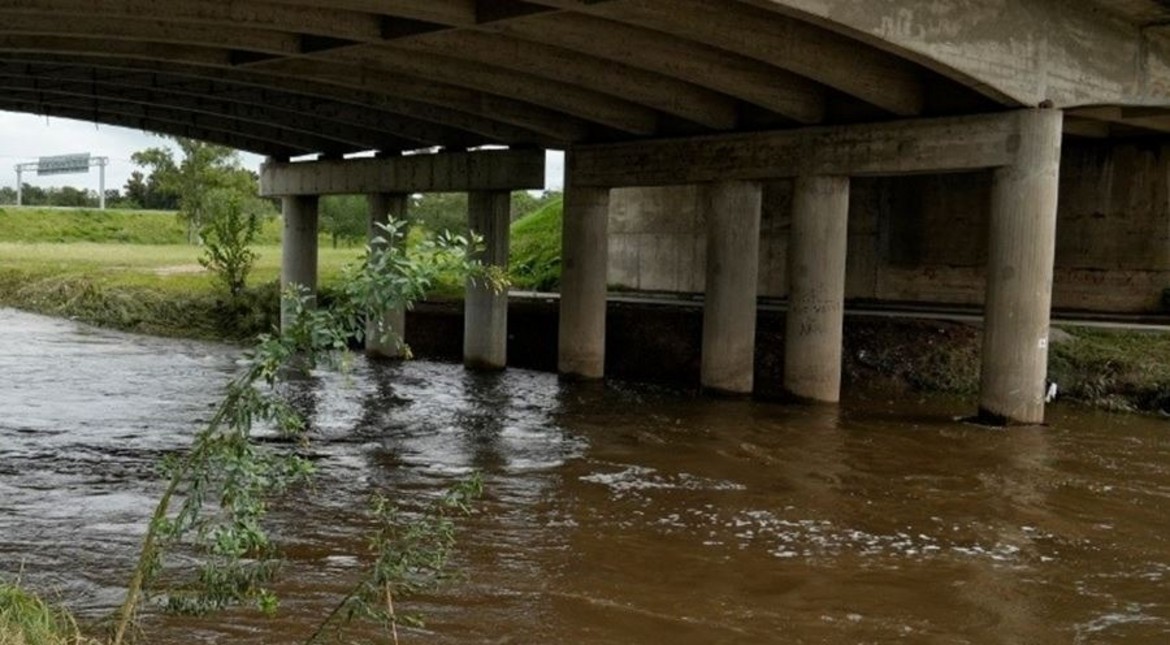 Horror: estaba pescando en un arroyo y halló un macabro elemento sumergido
