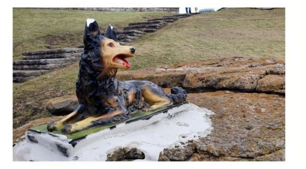 ¿Te acordás de la estatua del perrito en la costa? El reclamo performático por la cultura local cuyas creadoras se mantenían en suspenso