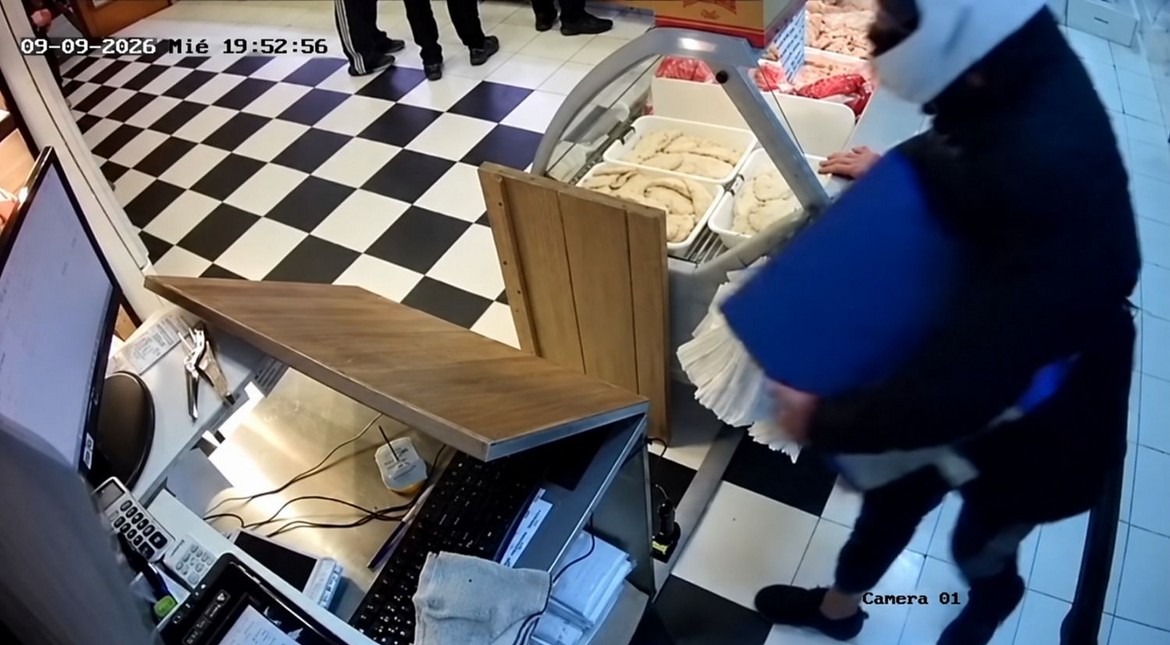 A punta de pistola, asaltaron una carnicería de la avenida Luro y se llevaron la caja registradora