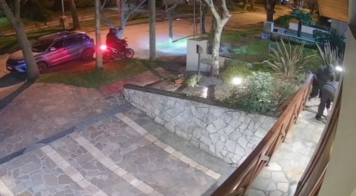 Video: fue a comer un asado a lo de un amigo y terminó asaltado por dos motochorros