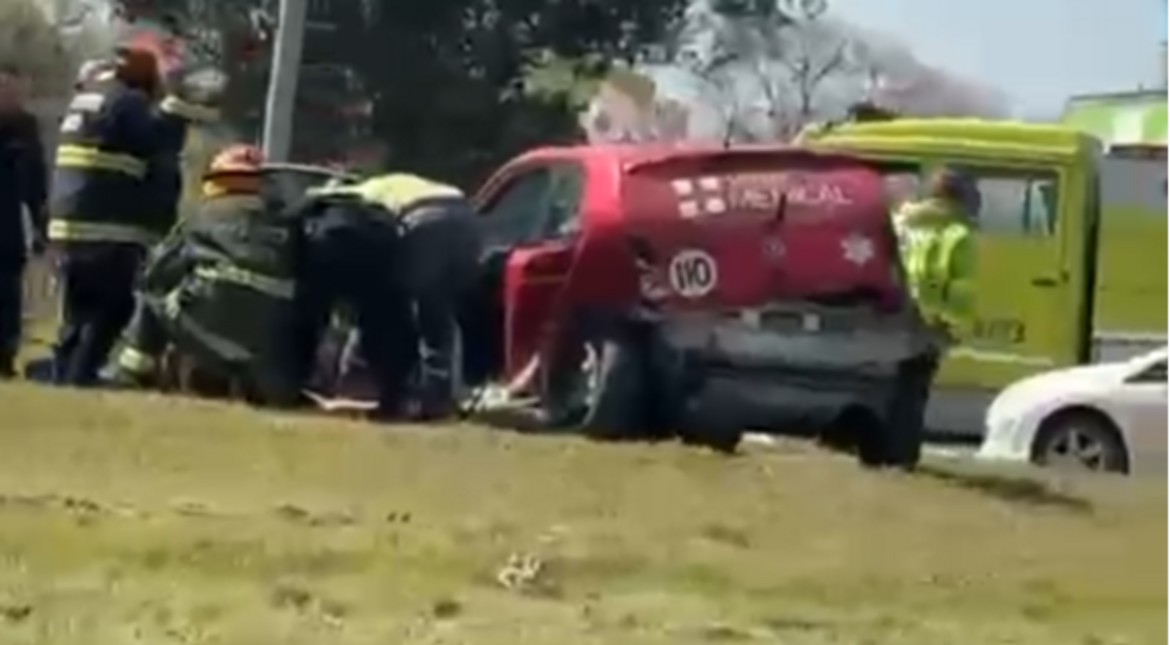 Fuerte choque entre dos autos en la ruta 88: hospitalizaron a un hombre y un nene de 4 años