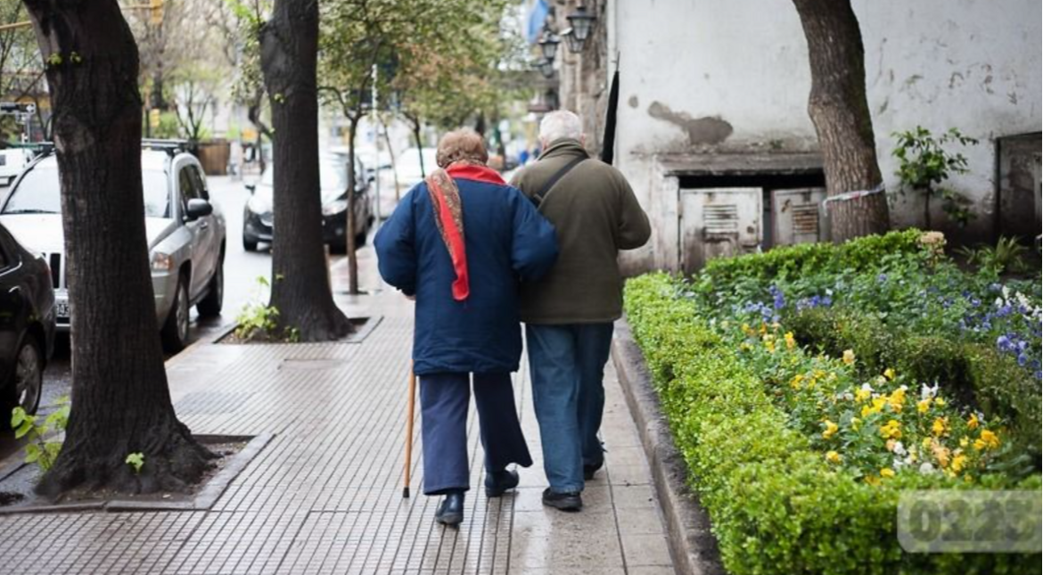 Advierten por el impacto de la crisis en los adultos mayores: "Se han suicidado 40 mil jubilados el último año"