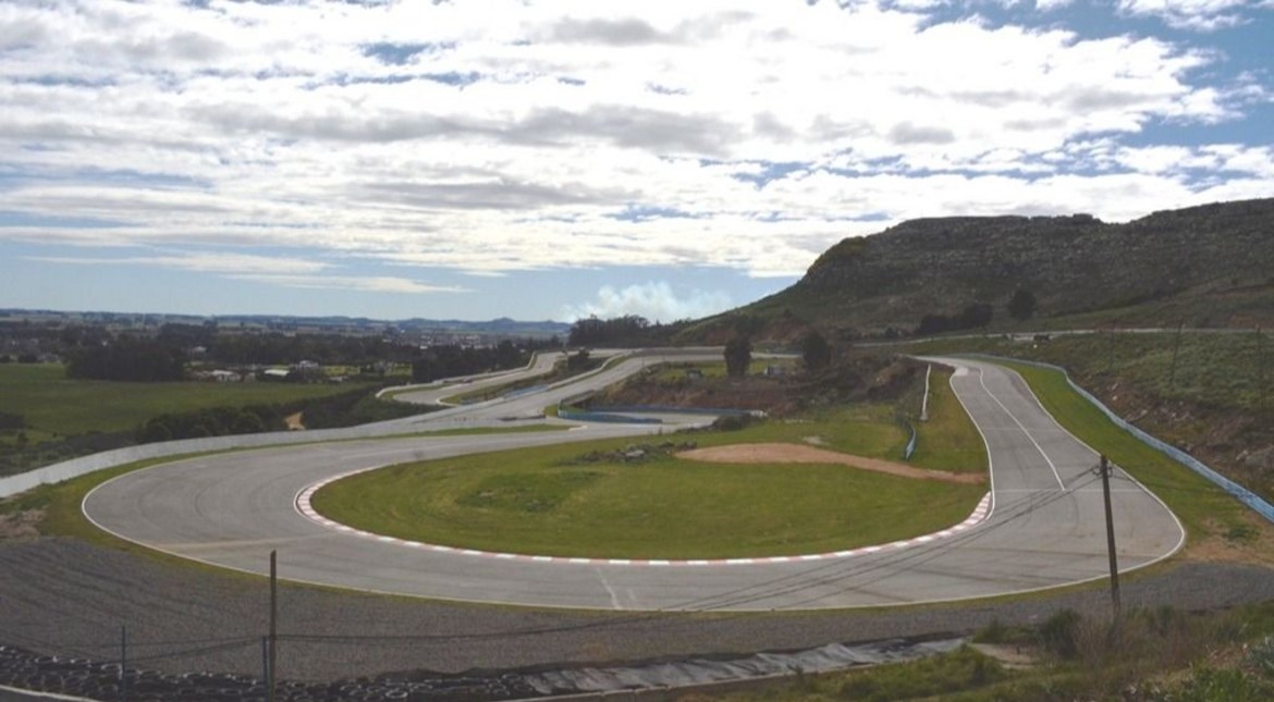 Kicillof llega a Balcarce para la reinauguración del autódromo “Juan Manuel Fangio”