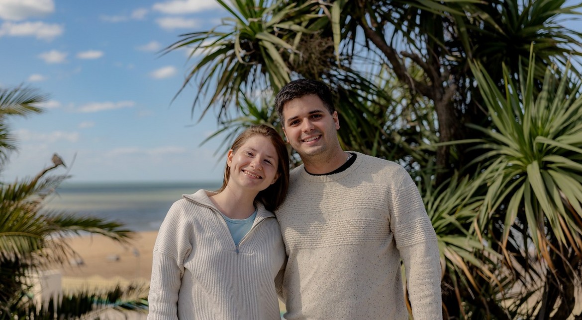 Ella es rusa y él argentino: se conocieron por una app en Málaga y ahora viven juntos en Mar del Plata