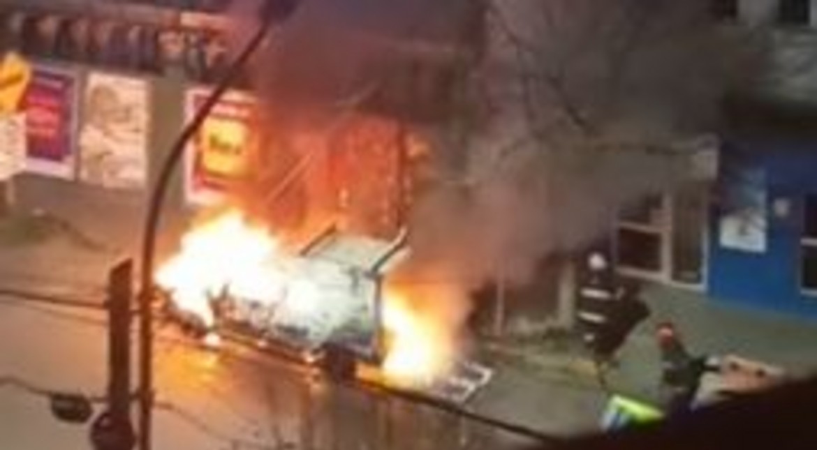 Un vehículo se prendió fuego en plena calle y quedó completamente destruido