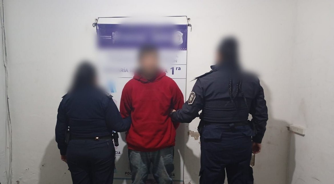 Un policía fuera de servicio intervino en una pelea y redujo a un hombre armado con un cuchillo