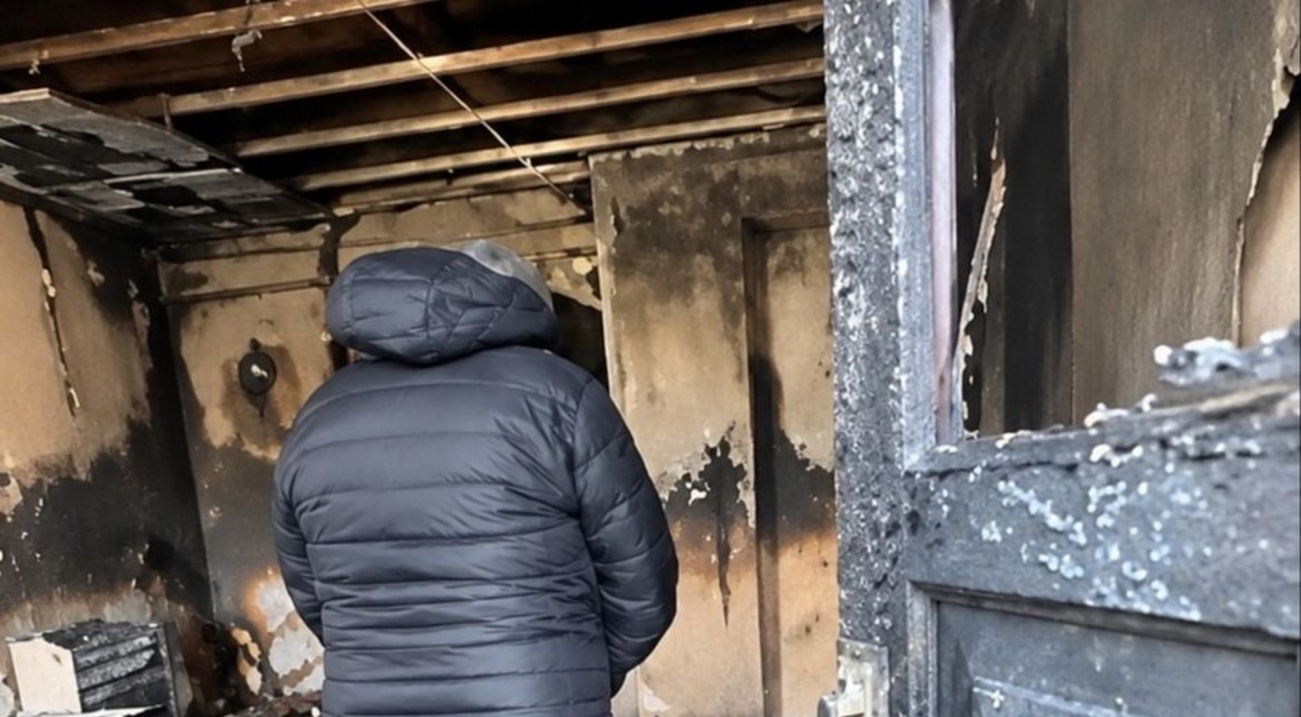 Perdió su casa y todas sus pertenencias en un incendio: buscan ayuda para Quique y su perrita Zoé
