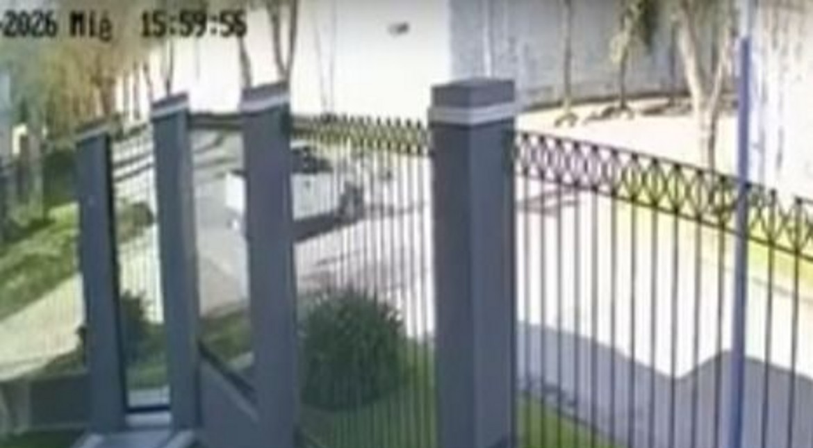 El conductor de una camioneta atropelló a una ciclista y la dejó abandonada en la calle