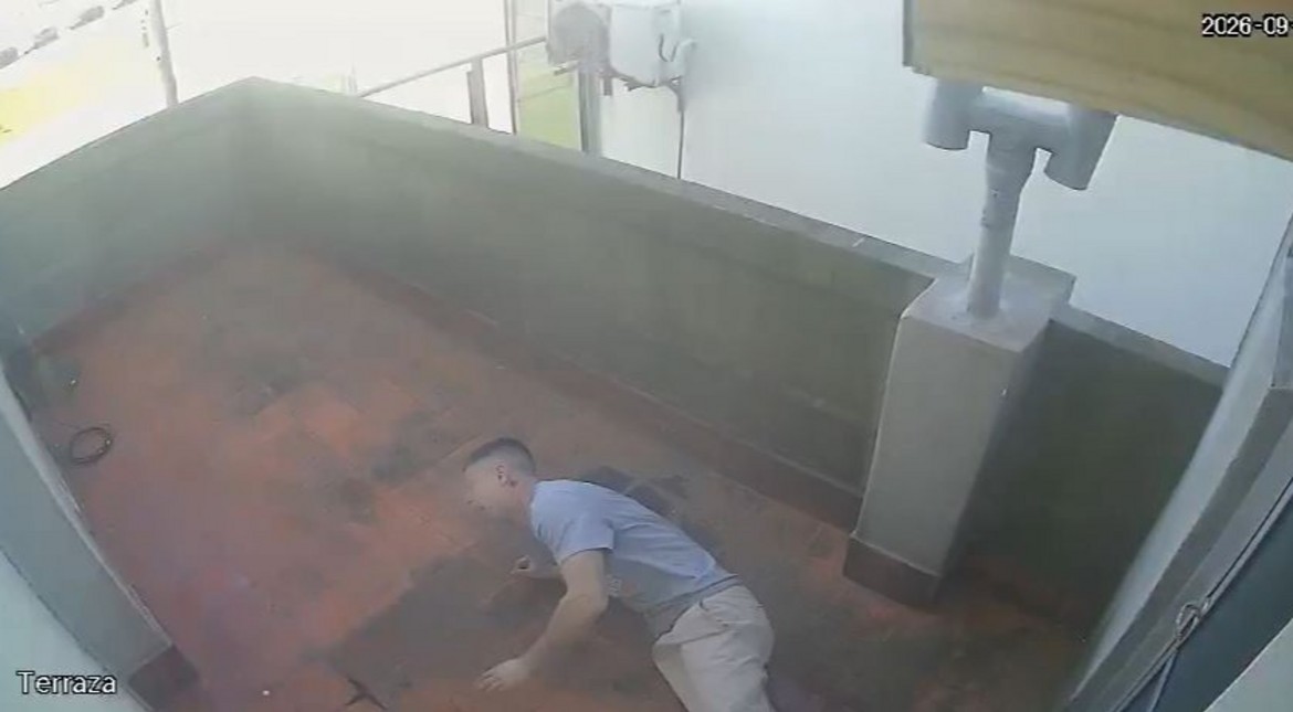 Video: así cayó desde un techo uno de los "robacables" cuando huía de la policía