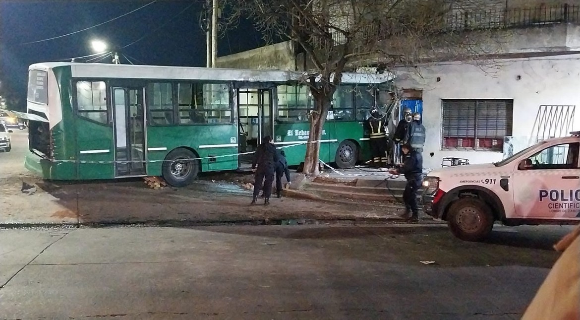 Impactante: un chofer murió al chocar el colectivo contra el frente de una casa