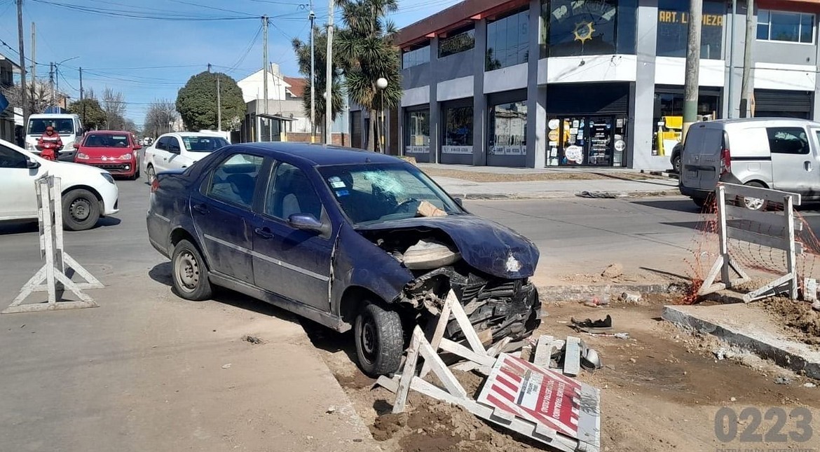 Tremendo choque en una transitada avenida: terminaron encajados en una obra de bacheo