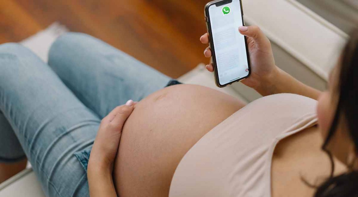 Avisó su embarazo por WhatsApp y la despidieron: condenan a la empresa por discriminación